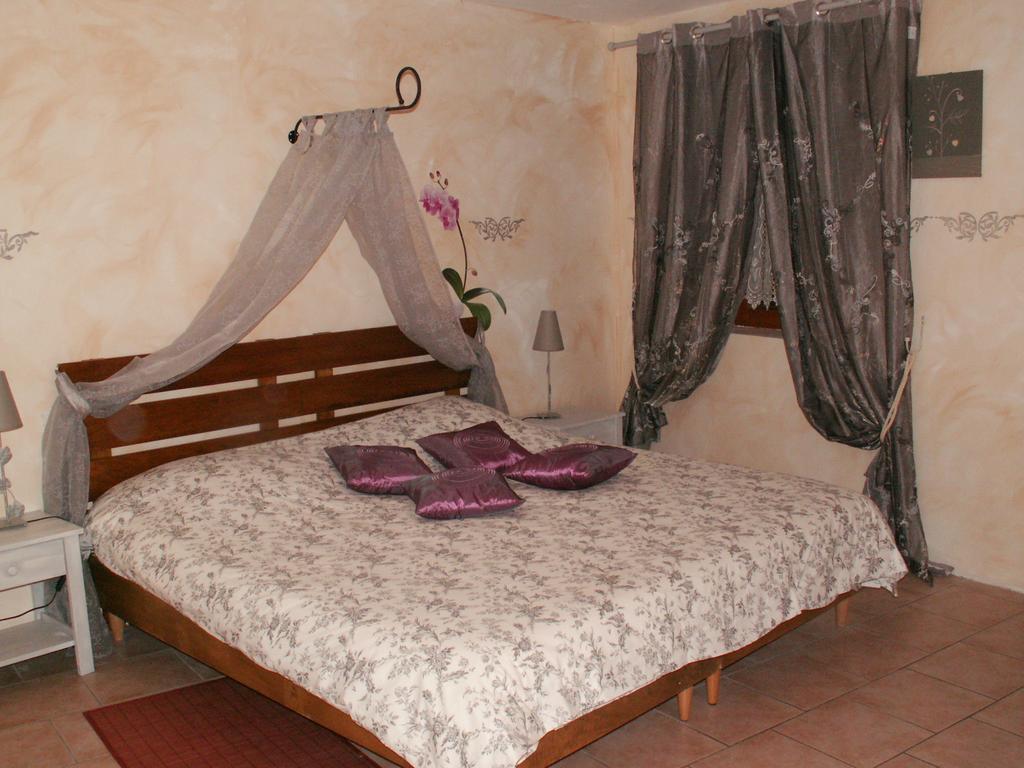 Hotel La Chartreuse Poilly-sur-Tholon Pokoj fotografie