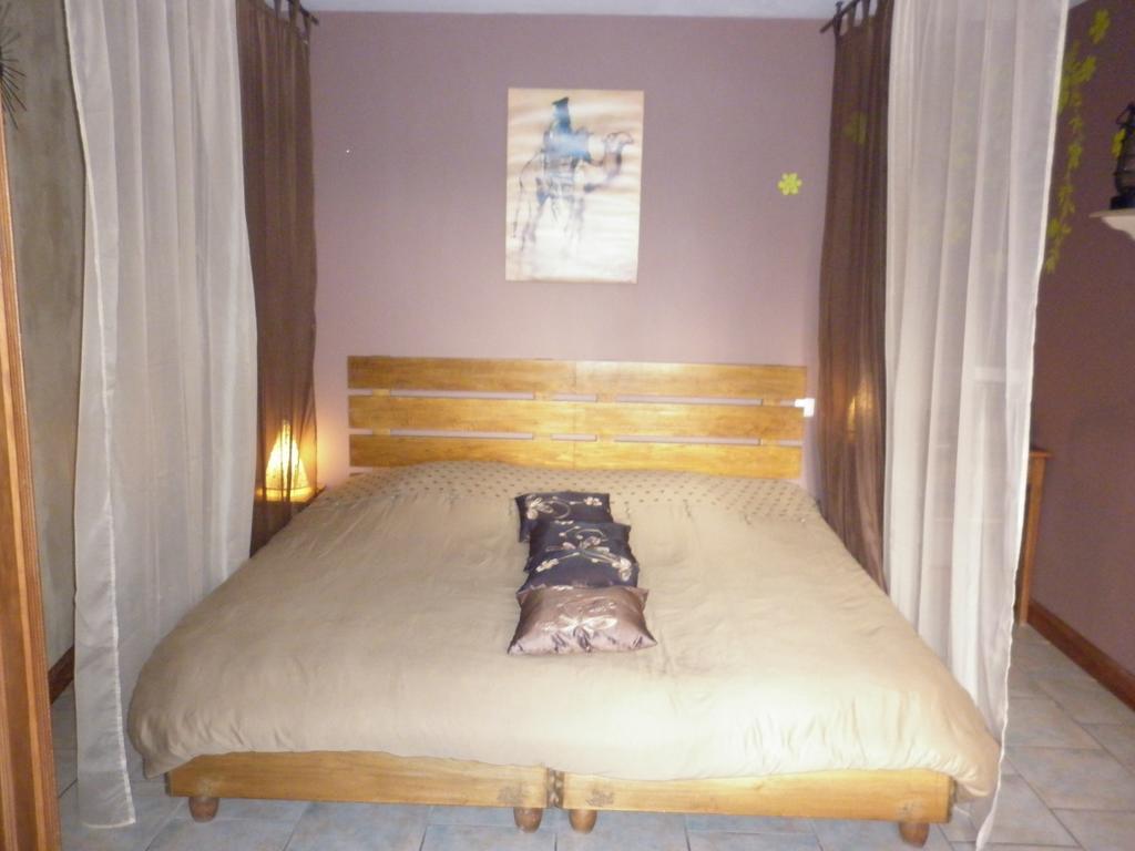 Hotel La Chartreuse Poilly-sur-Tholon Pokoj fotografie