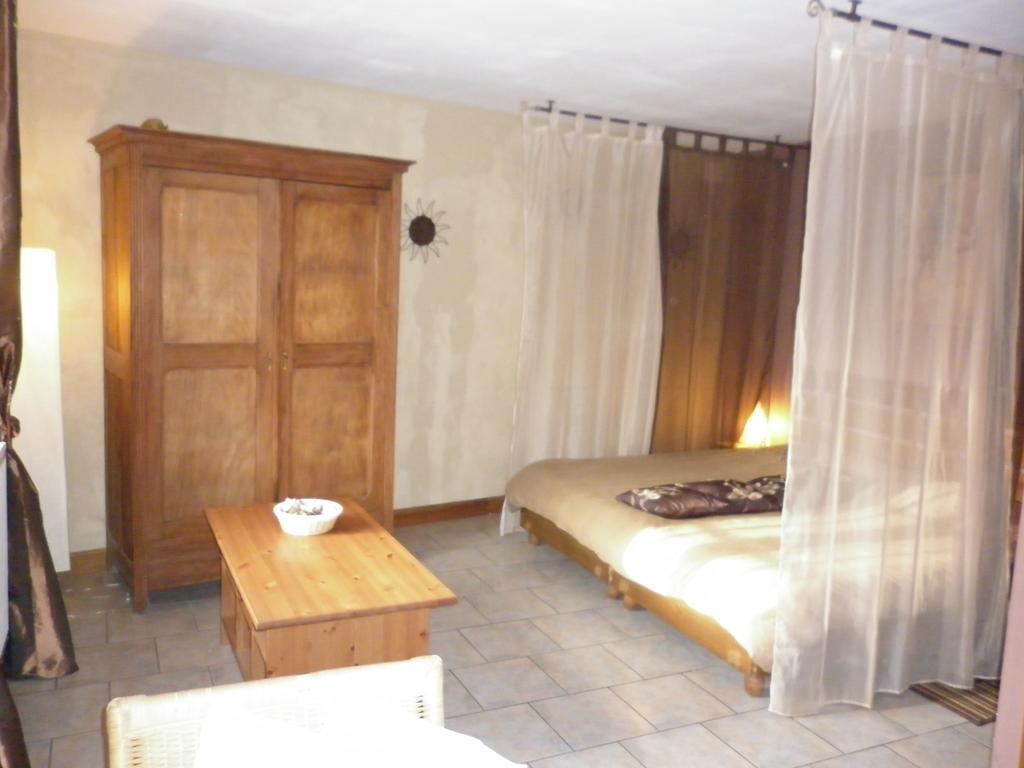 Hotel La Chartreuse Poilly-sur-Tholon Pokoj fotografie